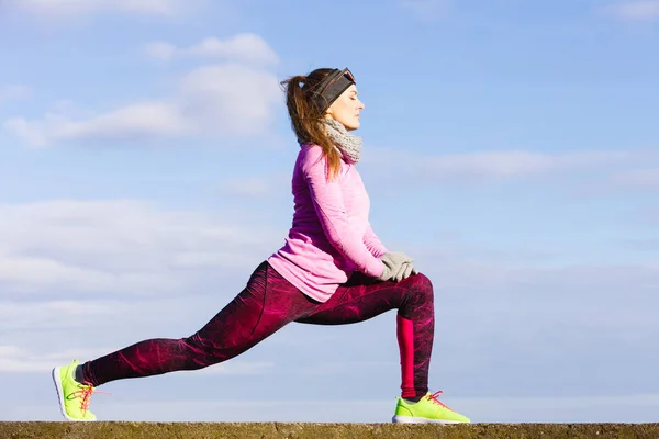 Vrouw fitness sport meisje opleiding buiten bij koud weer — Stockfoto