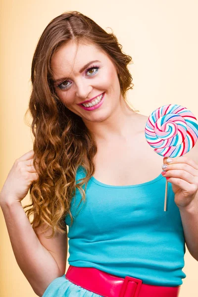 Donna ragazza gioiosa con caramelle lecca-lecca — Foto Stock