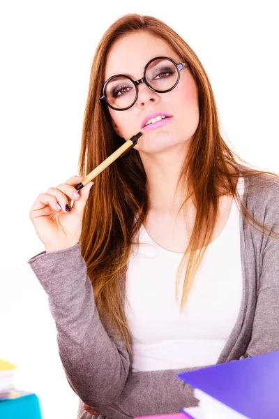 Mujer sentada en el escritorio en la oficina y pensando — Foto de Stock