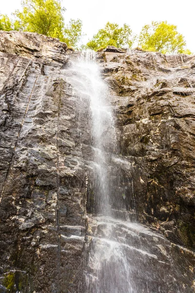 Petite cascade dans les montagnes, Norvège . — Photo