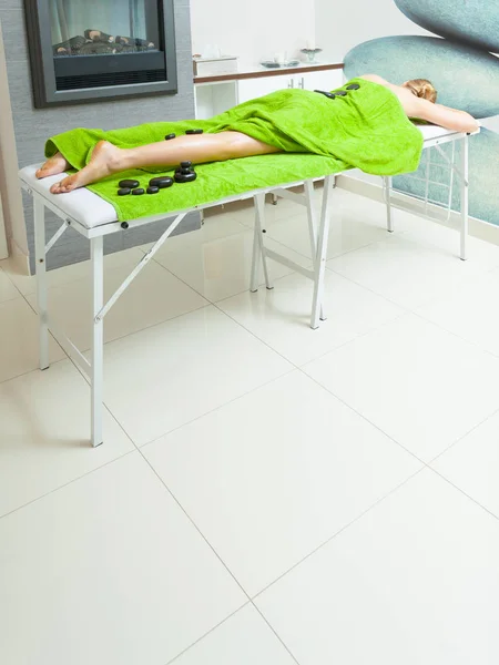 Woman having legs massage with hot stones — Stock Photo, Image