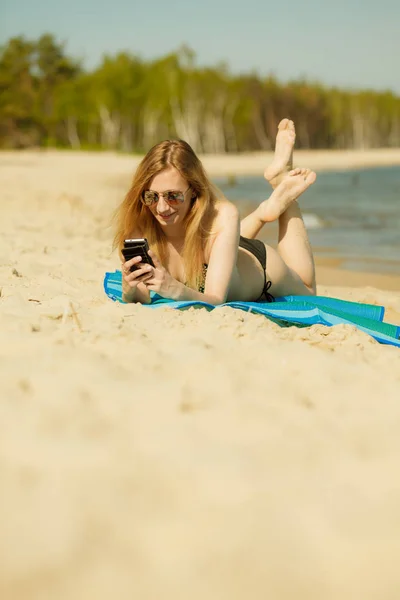 Mulher de biquíni tomando banho de sol e relaxando na praia — Fotografia de Stock