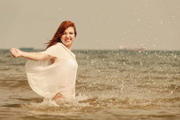 Roodharige vrouw spelen in water gedurende de zomermaanden — Stockfoto