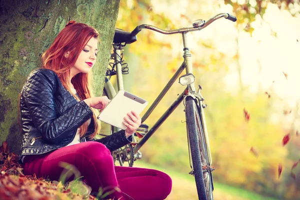 Redhead damen under träd. — Stockfoto