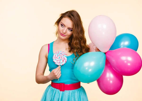 Žena s barevnými balónky a lízátko — Stock fotografie