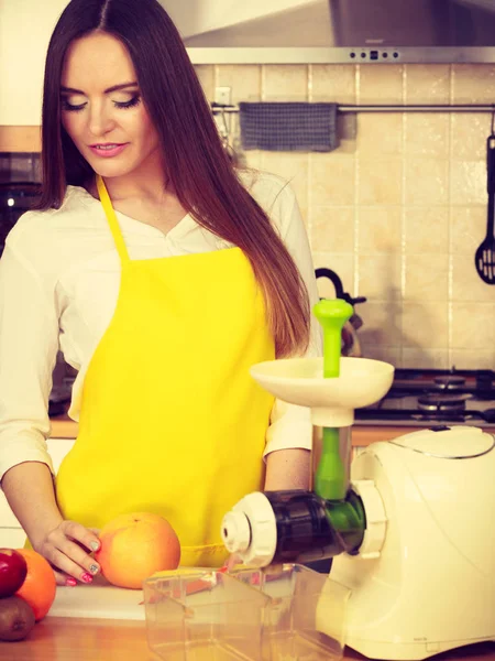 Kvinnan i köket förbereder frukt juice — Stockfoto