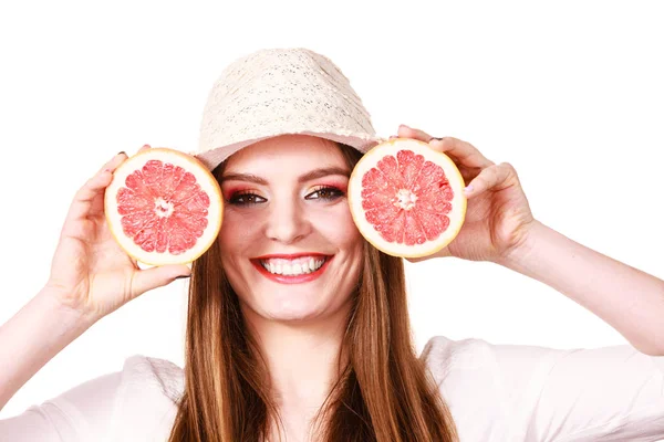 Женщина держит в руках две половинки грейпфрута цитрусовых — стоковое фото