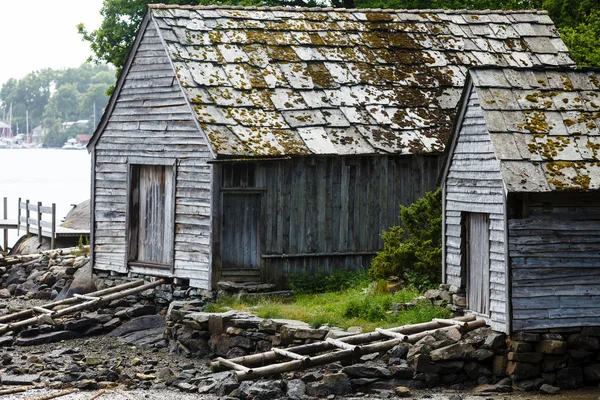 湖と森の古いノルウェー語別荘 — ストック写真