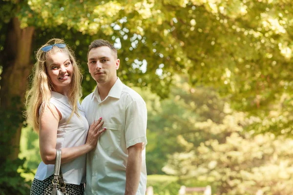 Casal feliz ter data romântica no parque — Fotografia de Stock