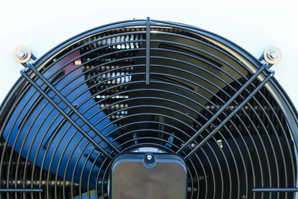 Nahaufnahme eines schwarzen Ventilators auf einer weißen Maschine — Stockfoto