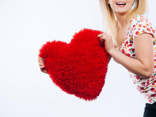 Mujer feliz sosteniendo almohada en forma de corazón —  Fotos de Stock