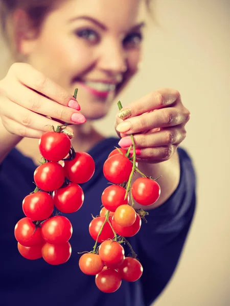 Žena hospodářství čerstvá cherry rajčata — Stock fotografie