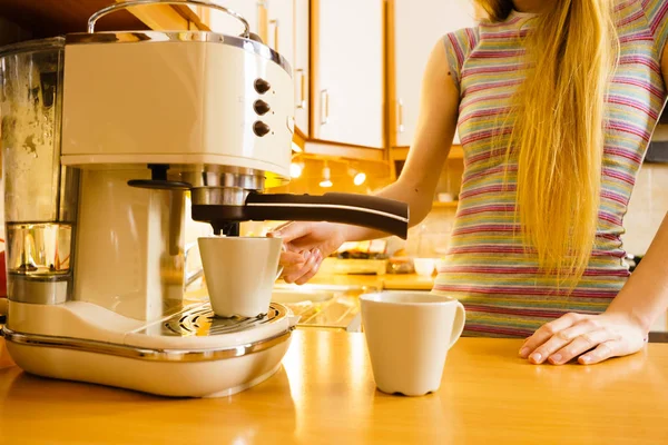 Mulher fazendo bebida quente na máquina de café — Fotografia de Stock