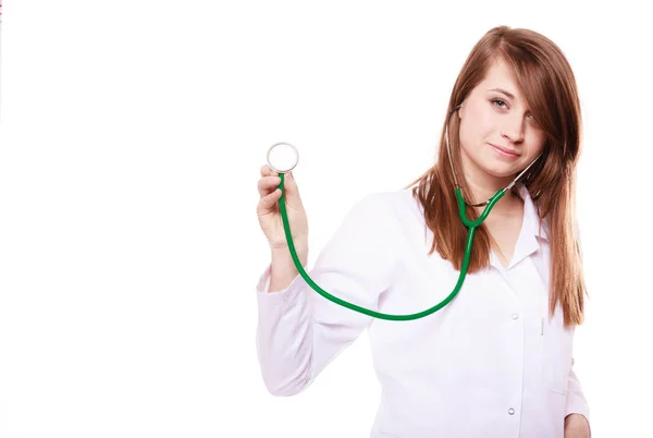 Läkare. Kvinna läkare i labbrock med stetoskop — Stockfoto