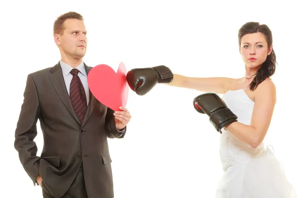 Bruden boxning hennes brudgum på bröllop — Stockfoto