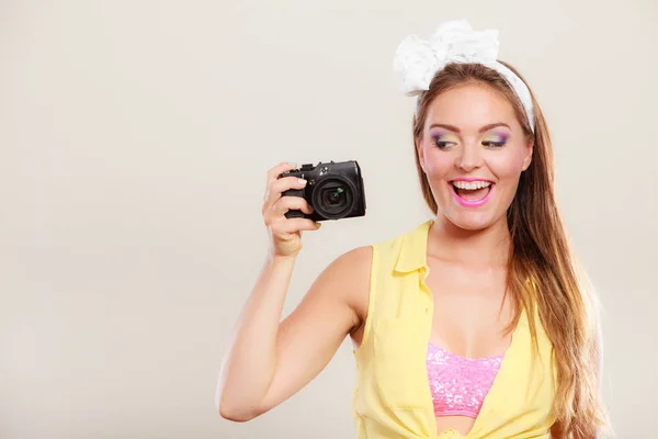 Pin up girl woman taking photo with camera. — Stock Photo, Image