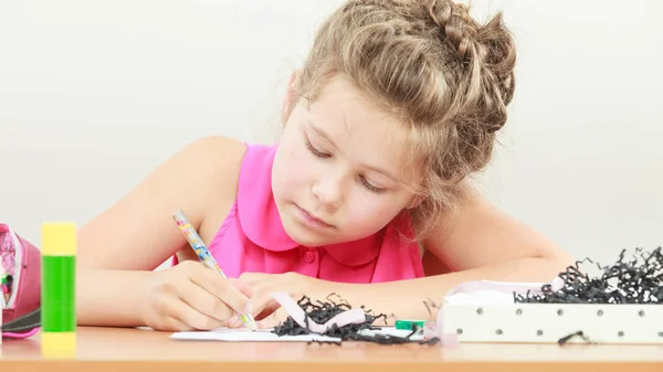 Маленька дівчинка малює в класі — стокове фото