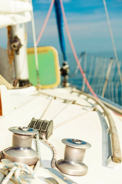 Capitan de yate en velero durante el crucero —  Fotos de Stock