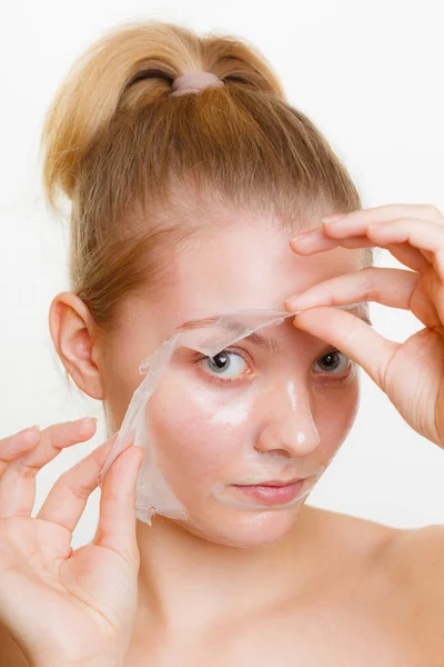 Nő ki maszk arc-héj eltávolítása. — Stock Fotó