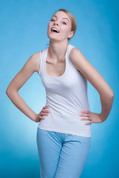 Mujer joven usando pijamas, divirtiéndose — Foto de Stock