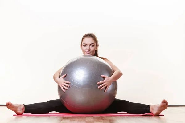 Mädchen trainieren mit fittem Ball — Stockfoto