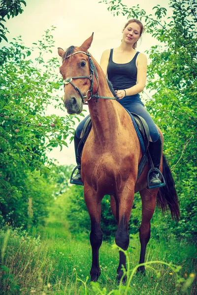 Fiatal nő ül a lovon — Stock Fotó