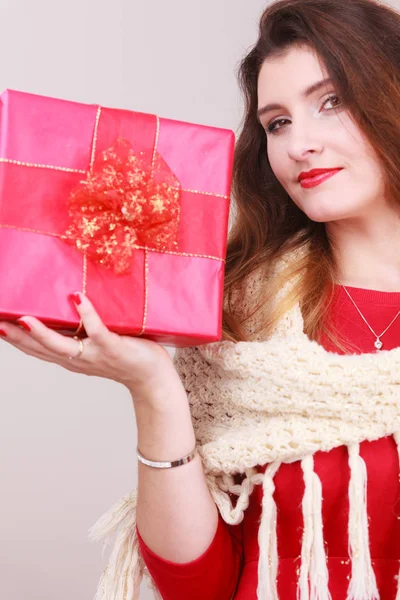 Donna con scatola regalo di Natale rossa — Foto Stock