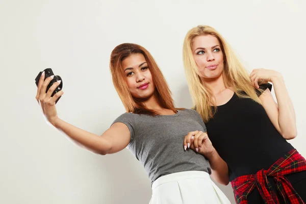 Dos modelos de chicas tomando auto foto con la cámara —  Fotos de Stock