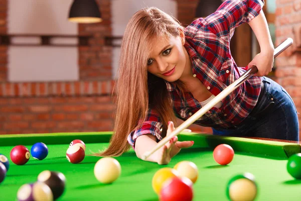 Menina na moda jovem jogando bilhar . — Fotografia de Stock