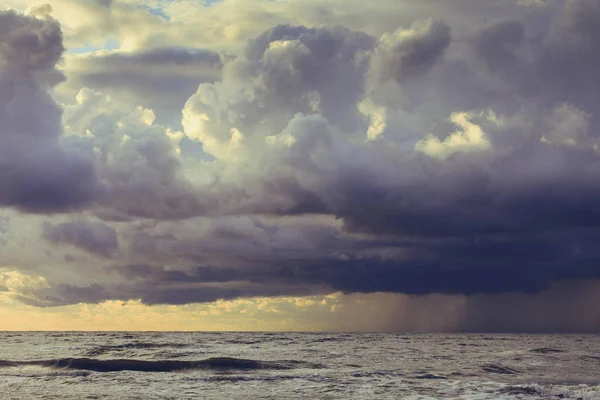 Beginning of the storm rain in ocean, dark cloudy sky — Stock Photo, Image