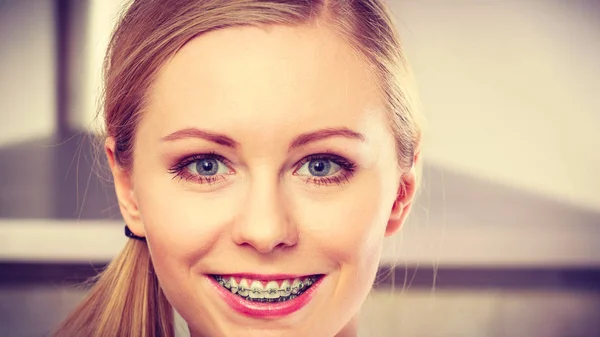 Feliz sonriente rubia mujer having braces —  Fotos de Stock