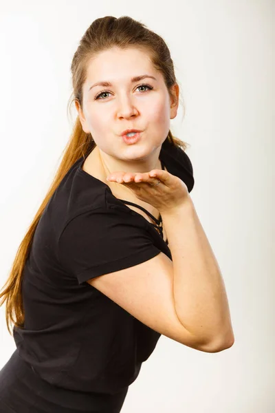 Porträt einer glücklichen attraktiven Frau, die Luftküsse sendet — Stockfoto