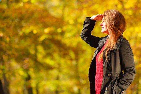 Meisje dat neemt wandeling door park. — Stockfoto