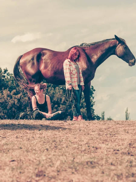 Jockey nő ül a ló a réten — Stock Fotó
