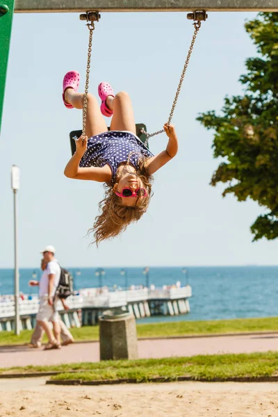 Verspieltes verrücktes Mädchen auf Schaukel. — Stockfoto