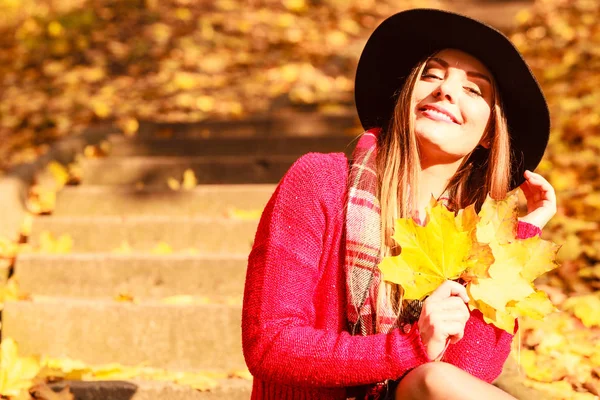 Mujer relajante en otoño otoño parque —  Fotos de Stock