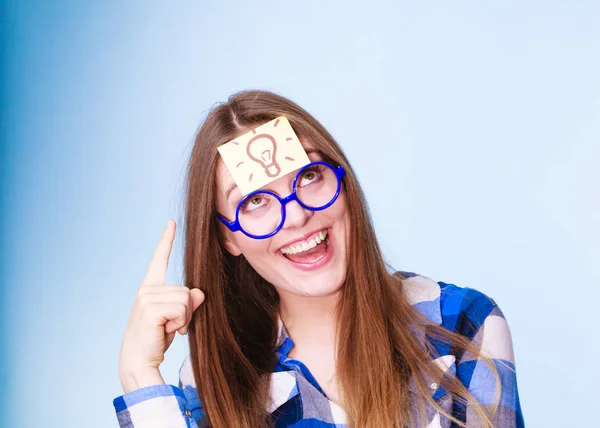 Mujer pensando bombilla idea de luz en la cabeza, chica creativa un montón de ideas — Foto de Stock