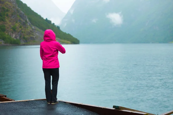 Tourist mit Blick auf Berge und Fjordnorwegen, Skandinavien. — Stockfoto