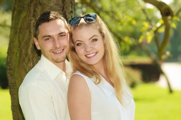 Feliz pareja teniendo una cita romántica en el parque —  Fotos de Stock