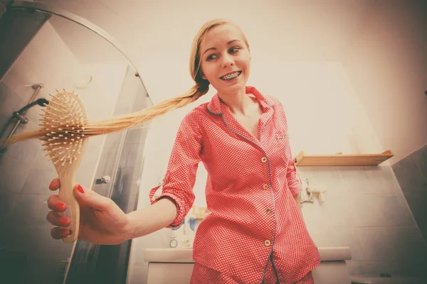 Mulher escovando seu cabelo longo — Fotografia de Stock