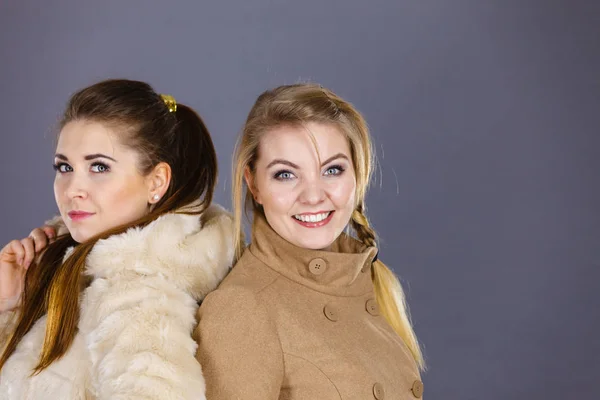 Dwie kobiety sobie lekkie brązowe płaszcze — Zdjęcie stockowe