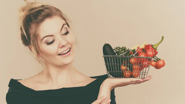Kadın sebze ile alışveriş sepeti tutan — Stok fotoğraf