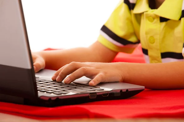 Educación, tecnología de Internet - niño pequeño con el ordenador portátil —  Fotos de Stock