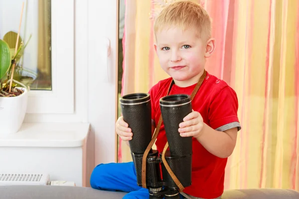 Malý chlapec hraje s dalekohledem baví — Stock fotografie