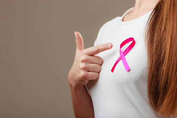 Růžovou stuhou na hrudi žena na podporu příčina rakoviny prsu — Stock fotografie