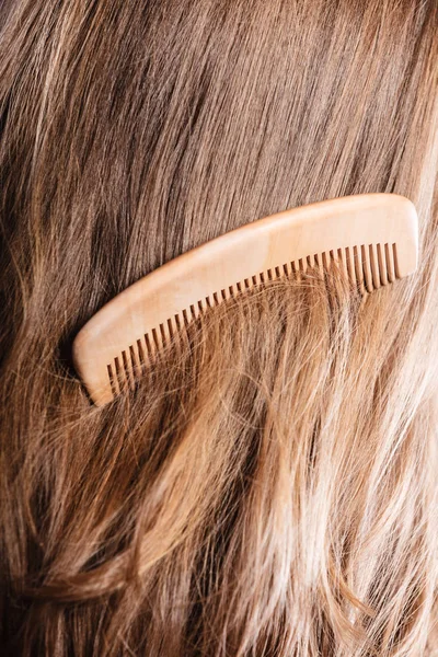 Egyenes barna haja, fából készült fésű closeup — Stock Fotó