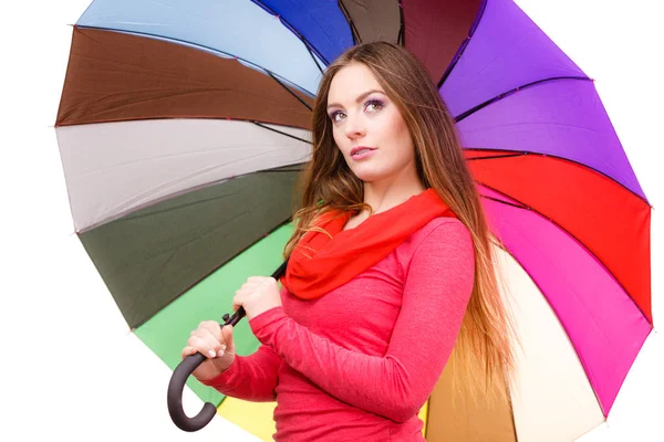 여러 가지 빛깔된의 우산 아래 서 있는 여자 — 스톡 사진