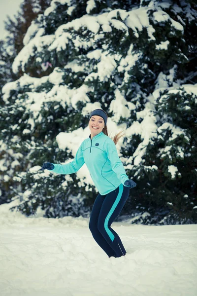 冬季运动，跳跃在雪地里的女孩 — 图库照片