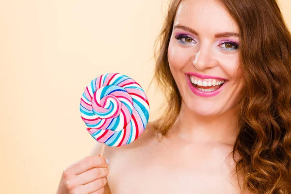 Žena v ruce drží candy barevné lízátko — Stock fotografie