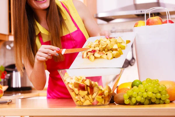 Gospodyni Kobieta w kuchni cięcia owoców jabłko — Zdjęcie stockowe